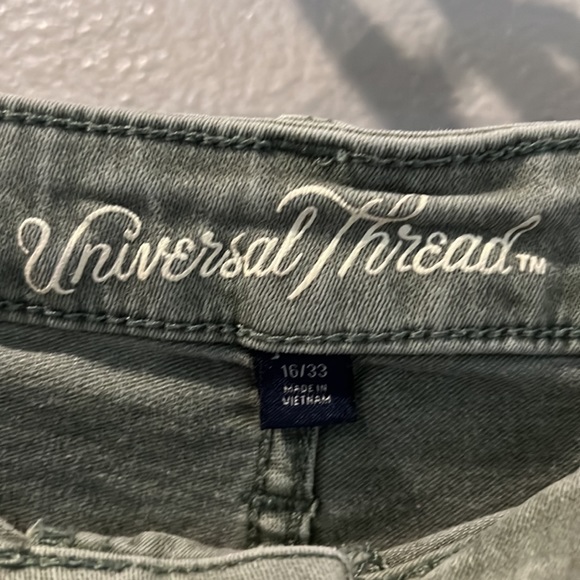 Universal Threads Green Shorts - Picture 3 of 5